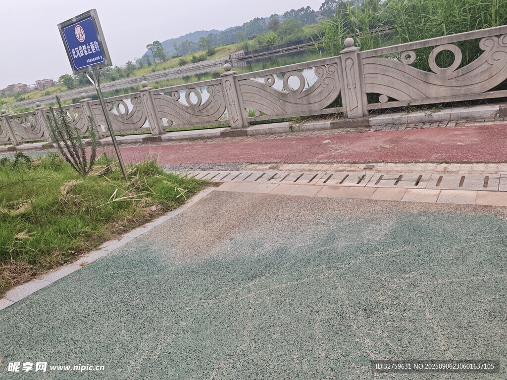 戶外彩色跑道及周邊景觀