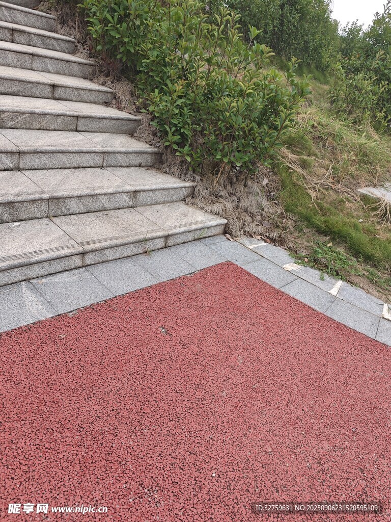 戶外紅色步道與石階景觀