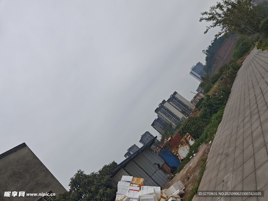 城市邊緣的雜亂場景