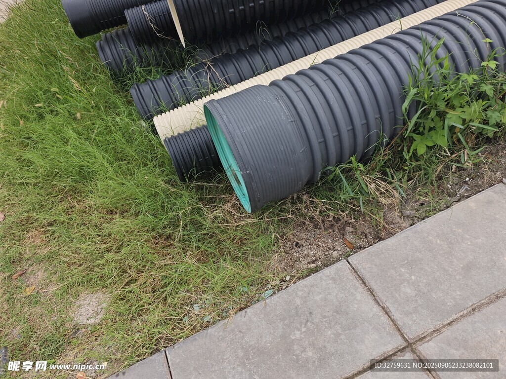 戶(hù)外堆放的黑色管道