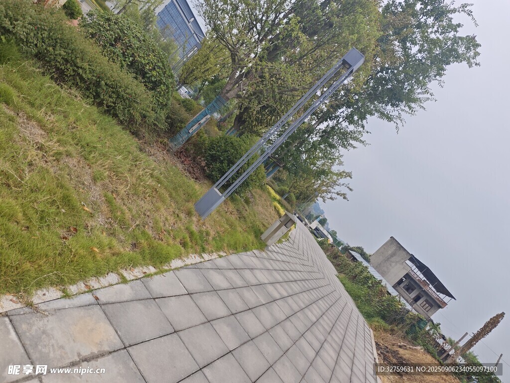 戶外磚石步道與綠植景觀