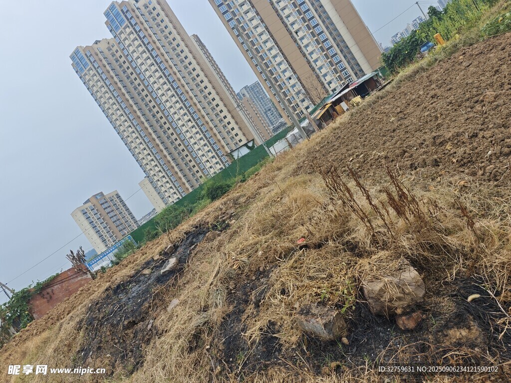城市旁的荒蕪農(nóng)田