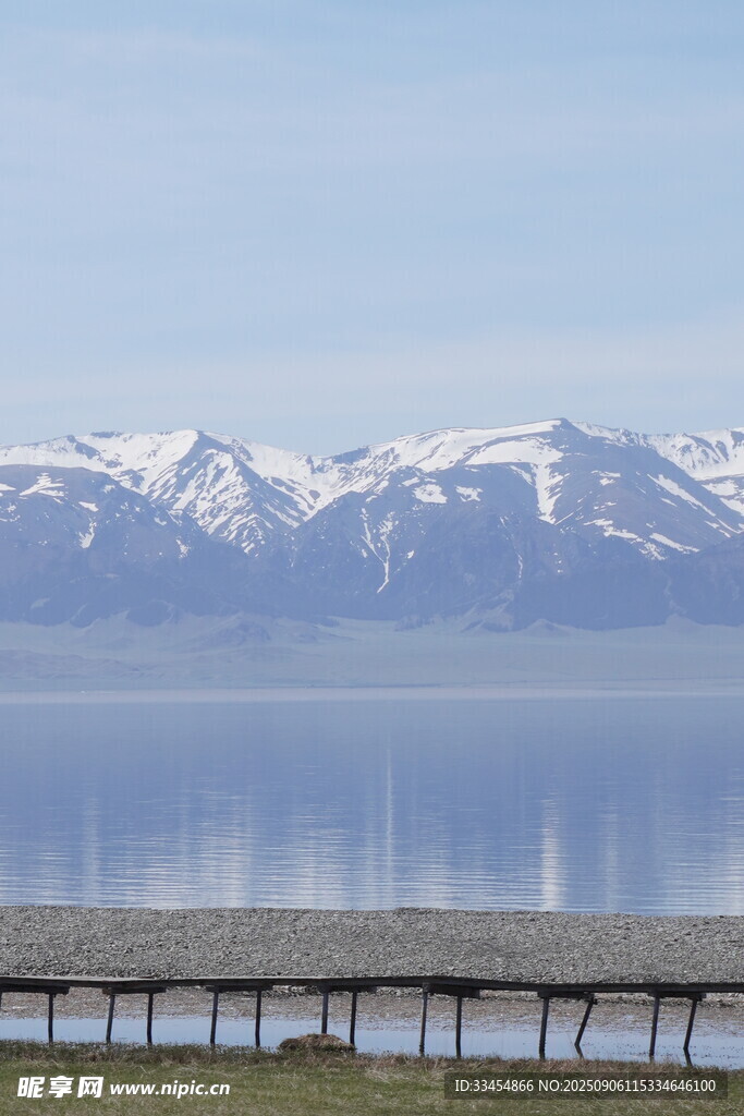 賽里木湖雪山美景