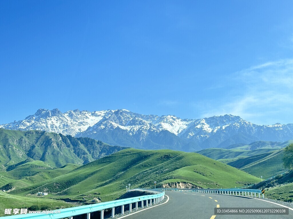 公路旁的壯美雪山風(fēng)景