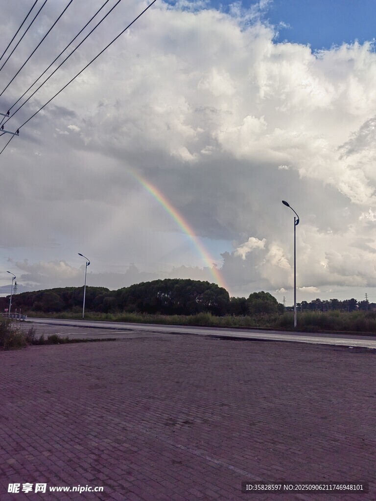 雨后街道現(xiàn)美麗彩虹