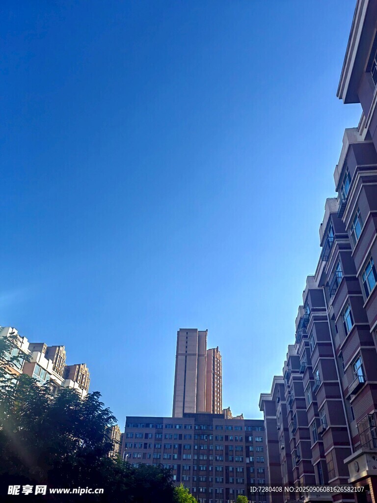 城市藍天與林立居民樓
