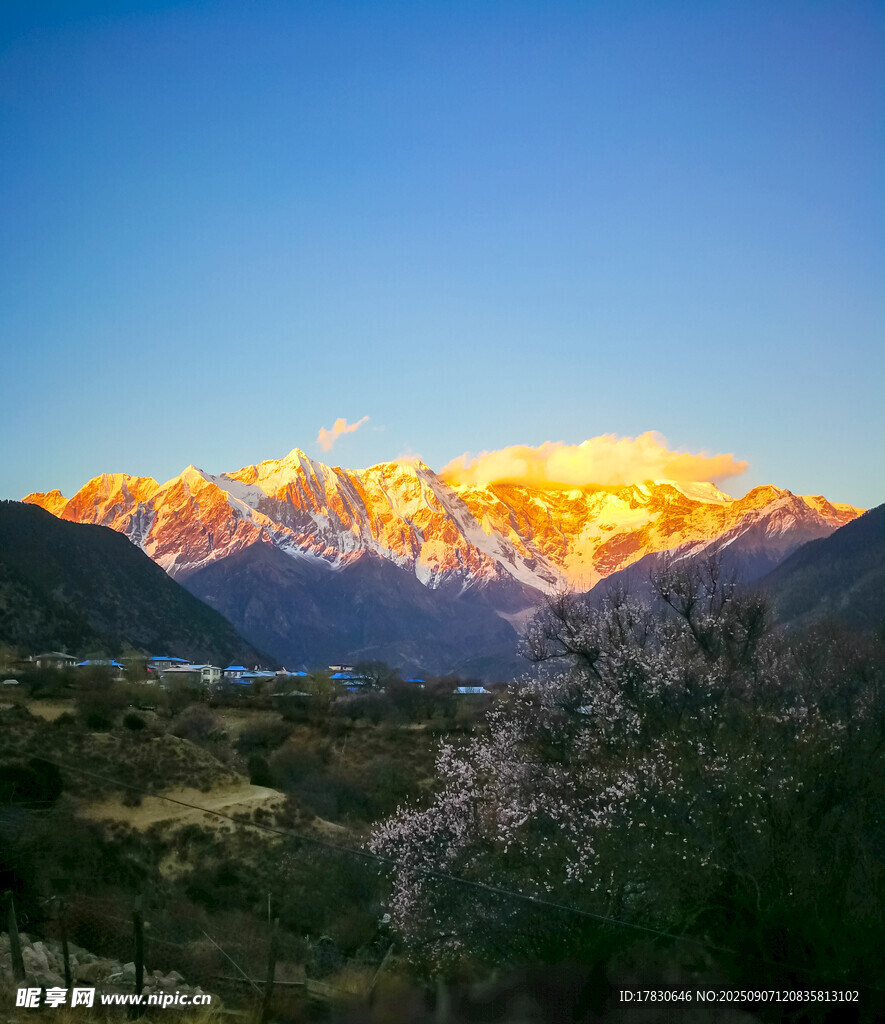 日照金山下的壯美山景