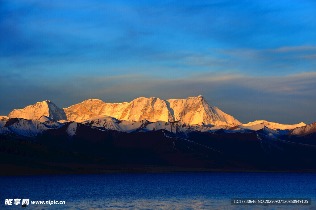 日照金山美景