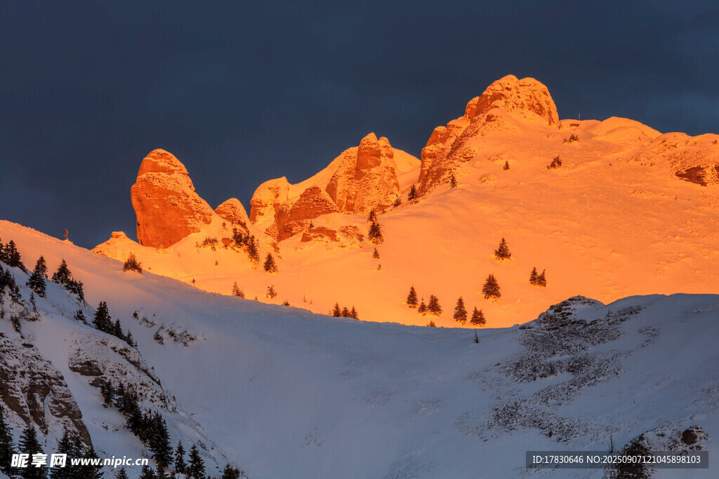 雪山夕照美景