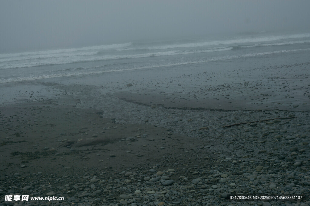 霧中朦朧的海灘景象
