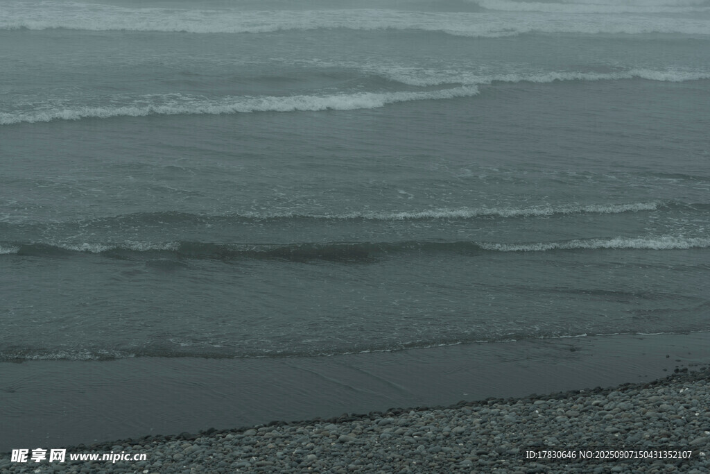 海邊灰調(diào)海浪與碎石景觀