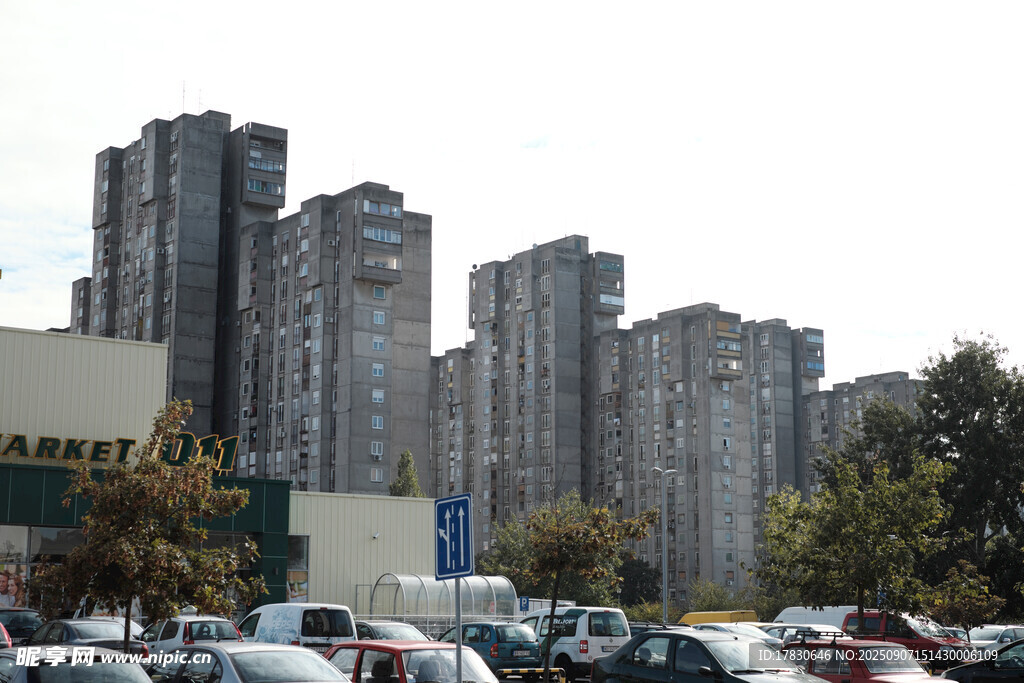 城市高樓與停車場景象