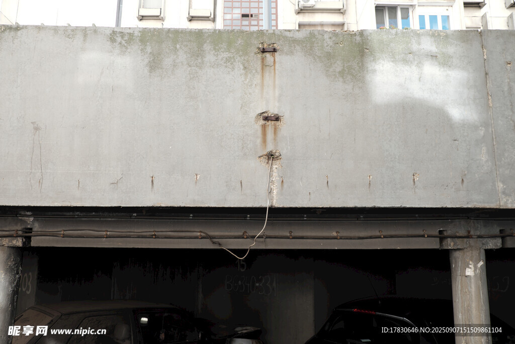 老舊車庫(kù)墻面及管道景象