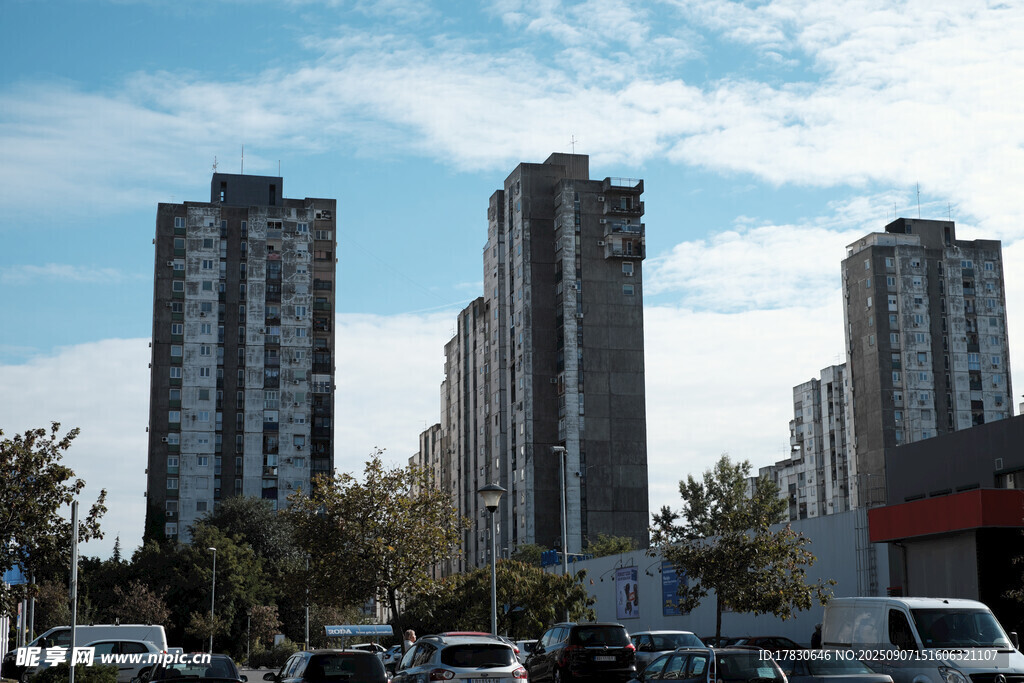 城市高樓與停車場(chǎng)景象