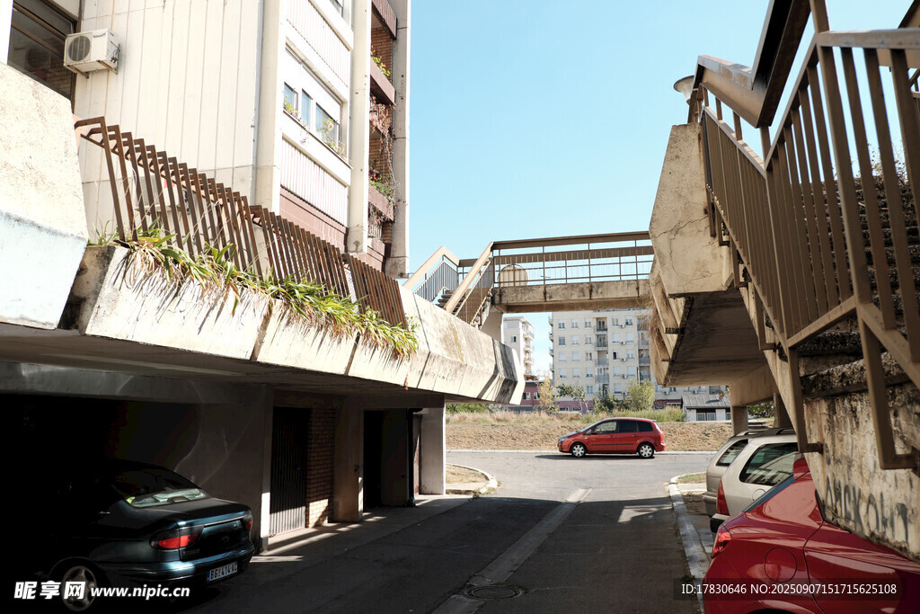 狹窄街道旁的建筑與車輛