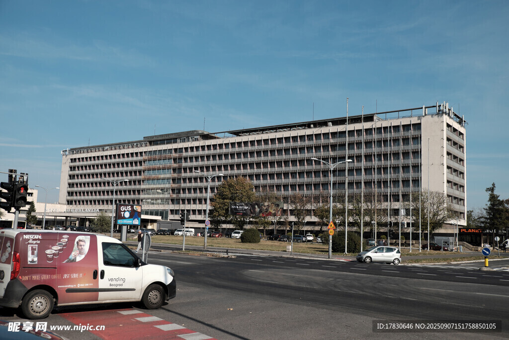 城市街道旁的大型建筑