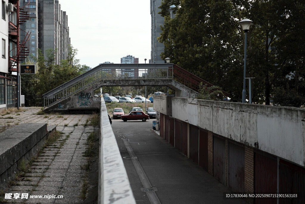 城市中的過(guò)街天橋景象