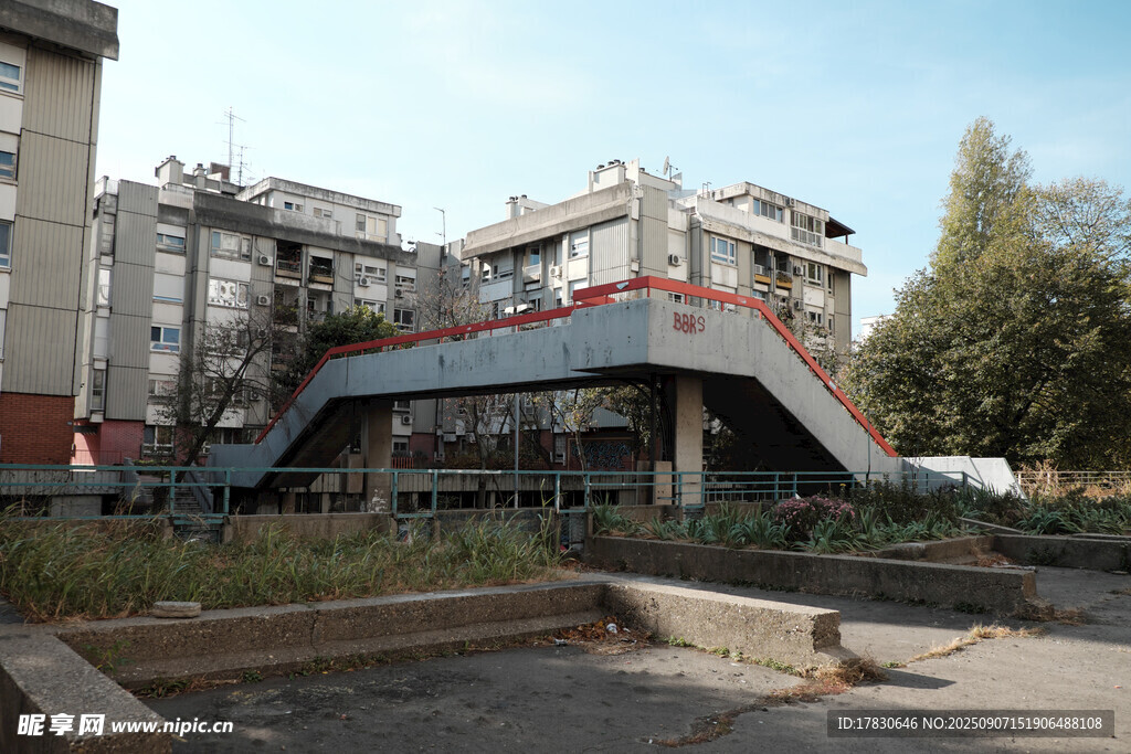 城市戶外獨特弧形步行橋