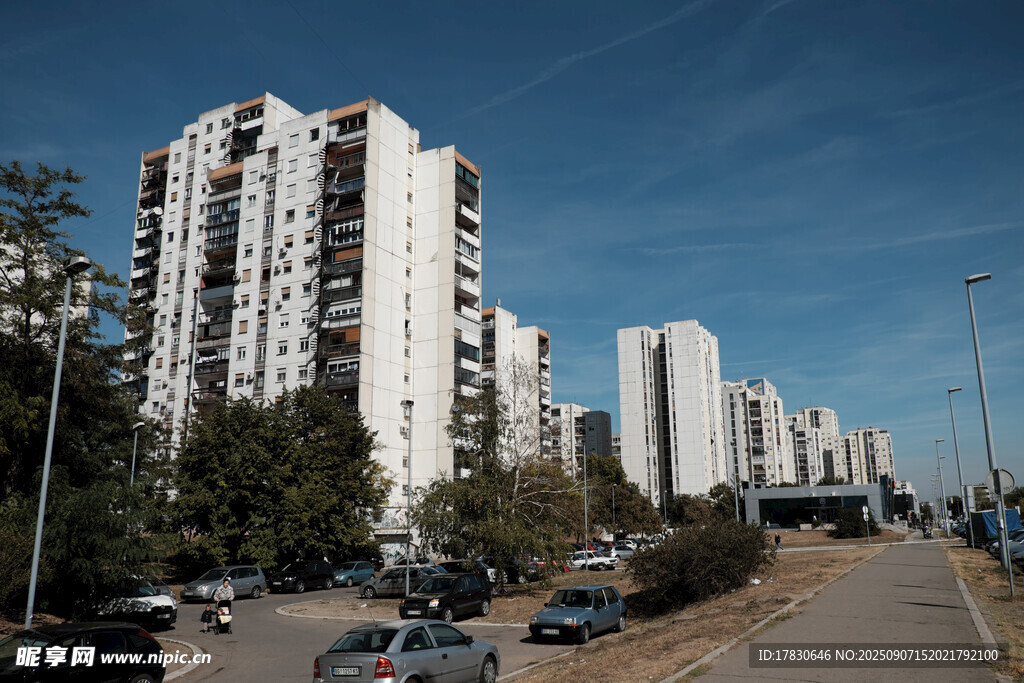 城市道路旁的高層住宅樓