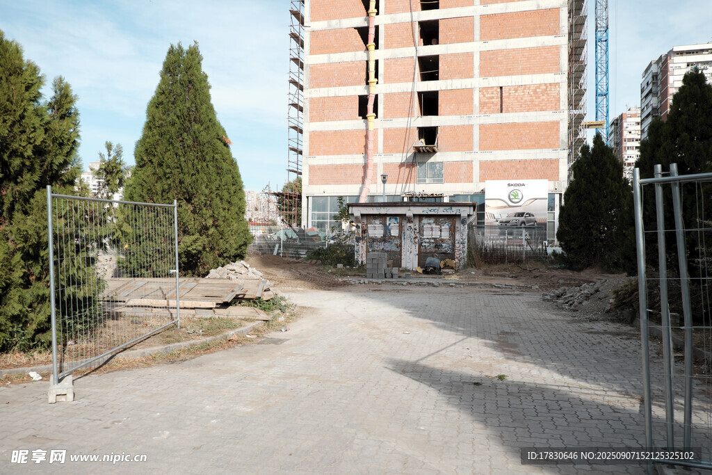 廢棄工地與周邊建筑景觀