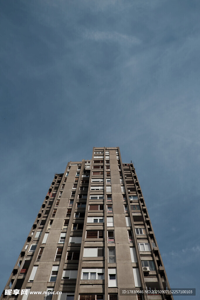 高聳入云的城市住宅樓