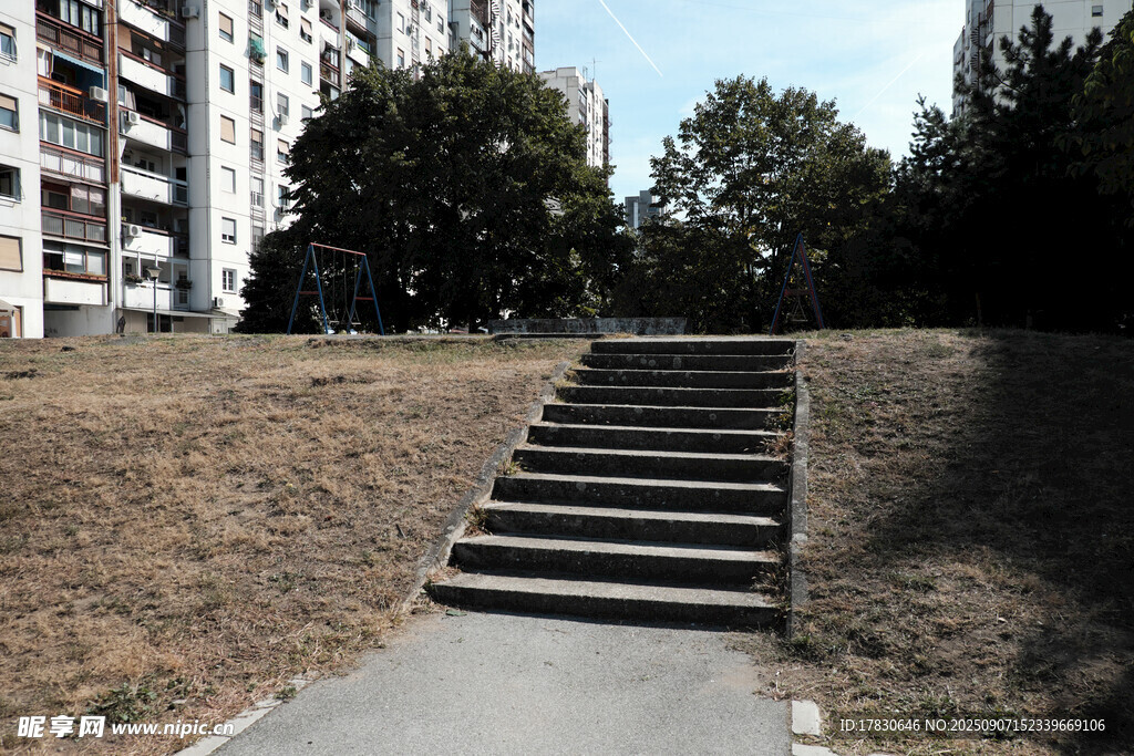 城市中通往草地的石階路