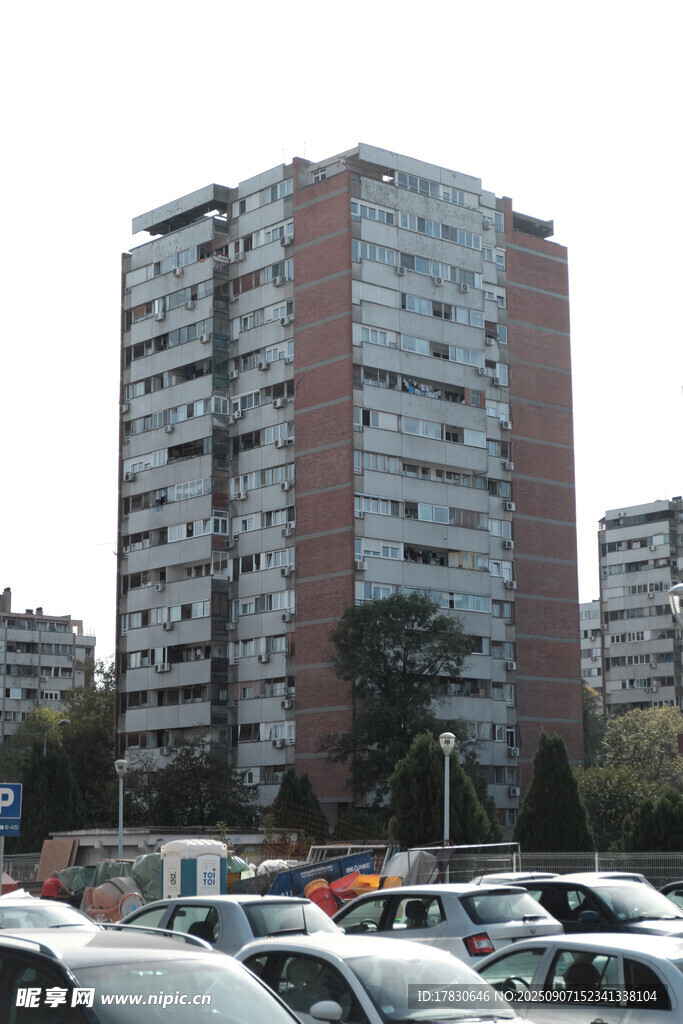 高層住宅樓旁的停車場