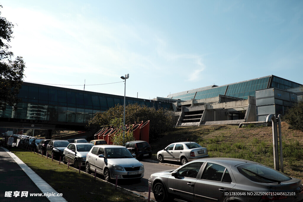 停車場車輛停放場景
