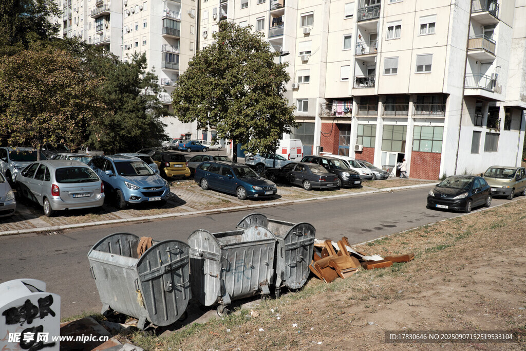 城市街道旁的雜亂停車場景