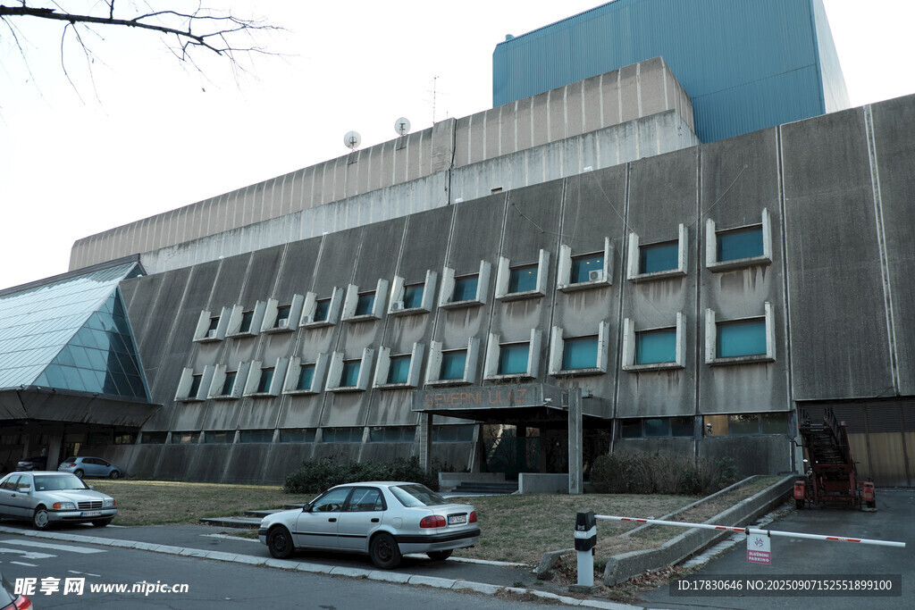 城市街道旁的現(xiàn)代建筑