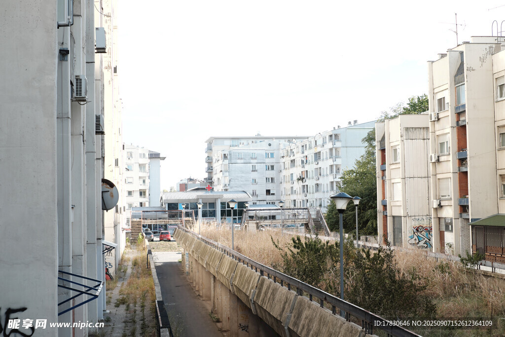 城市中交錯的鐵路與建筑