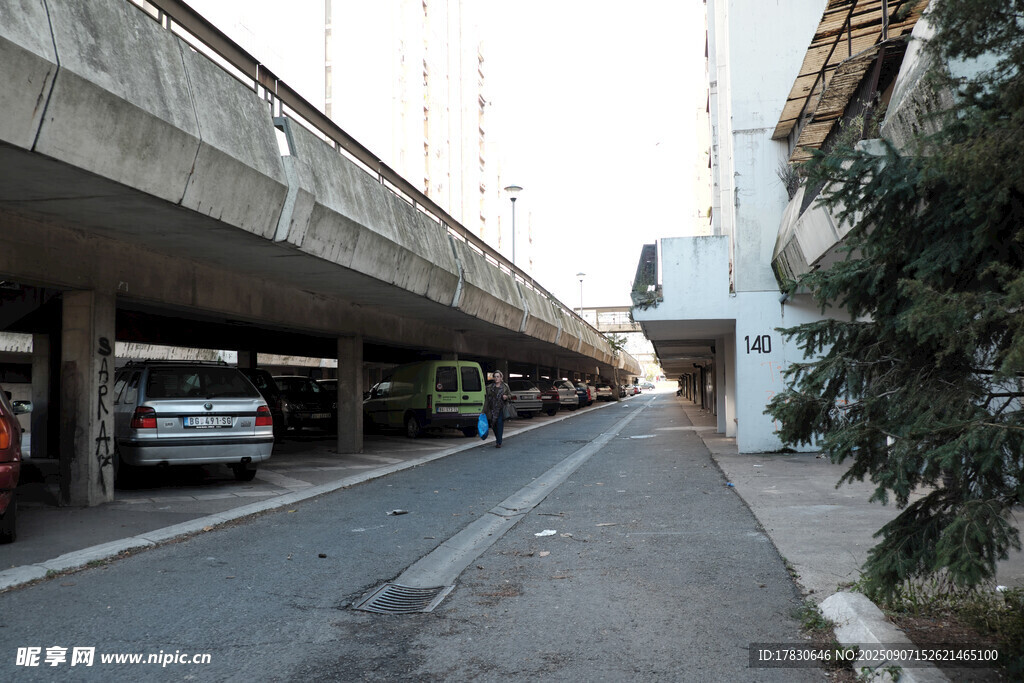 城市高架橋旁的道路景象