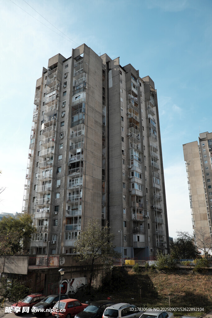 老舊高層居民樓外觀