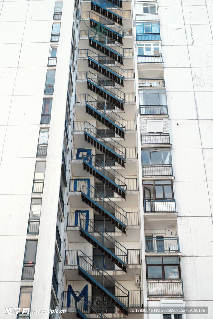 高層住宅外的黑色樓梯