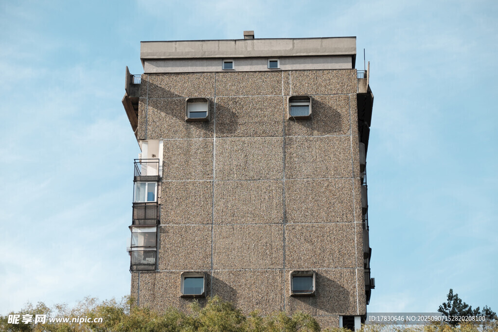 老舊斑駁的多層磚砌建筑