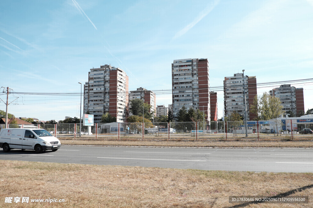 城郊公路旁的幾棟高層住宅
