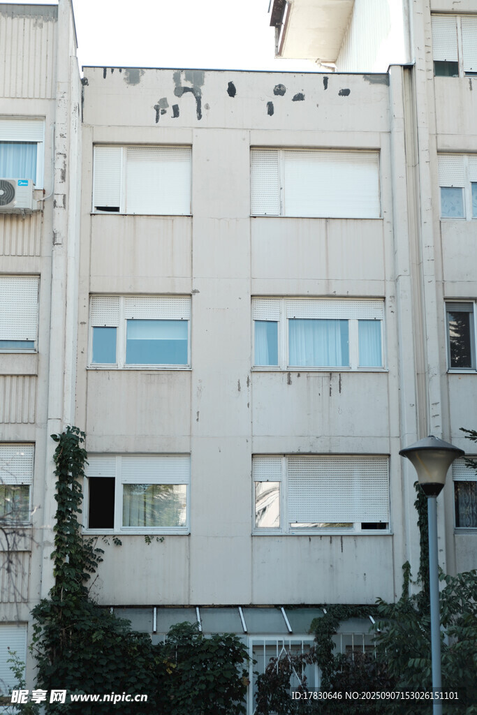 現(xiàn)代風格多層白色建筑