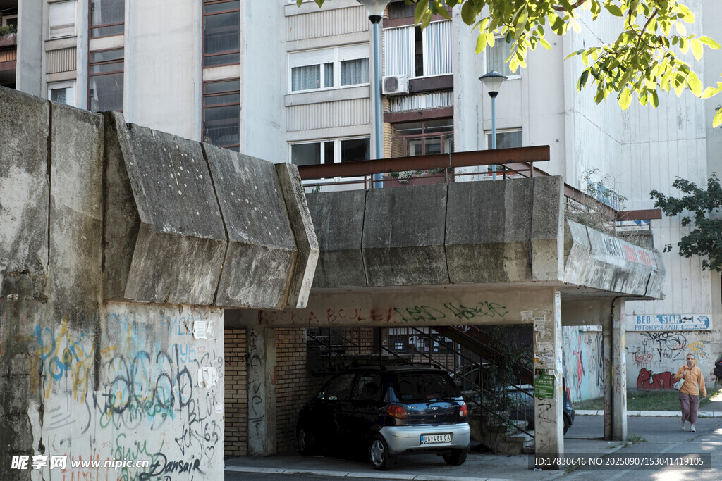老舊建筑下的停車場景
