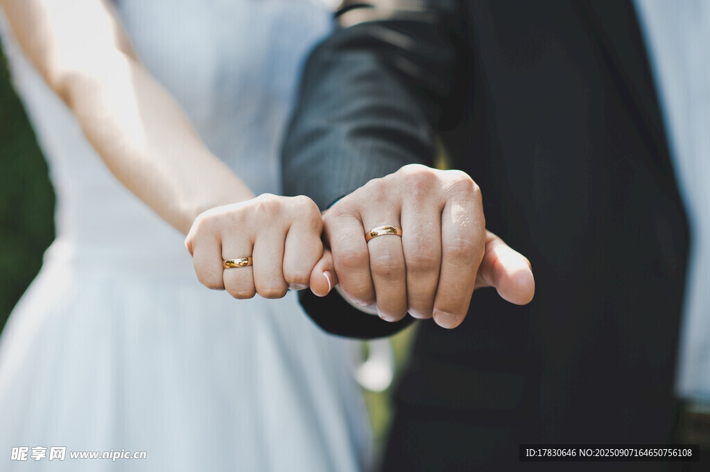 新人牽手展示婚戒瞬間