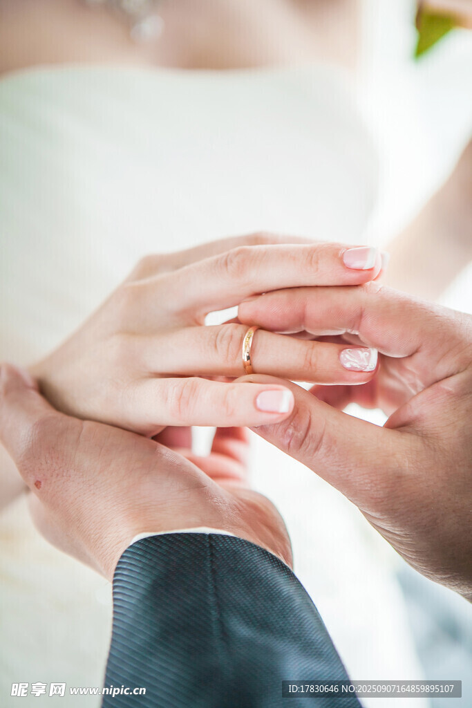新人戴婚戒瞬間