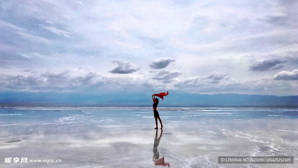 海邊獨行者的浪漫身影