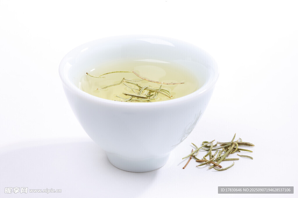 白瓷杯中的清新迷迭香茶