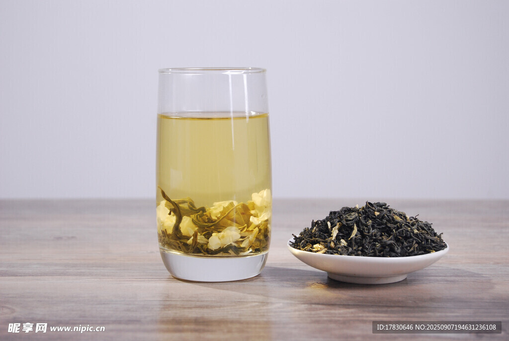 玻璃杯中的花茶與茶葉