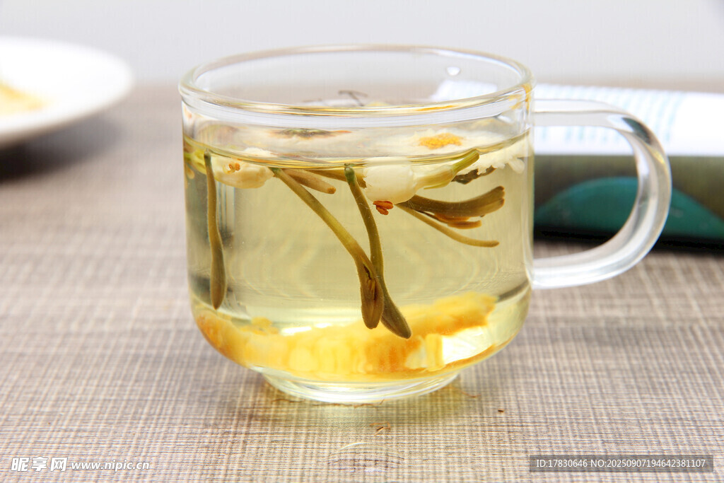透明杯中泡著清新花茶