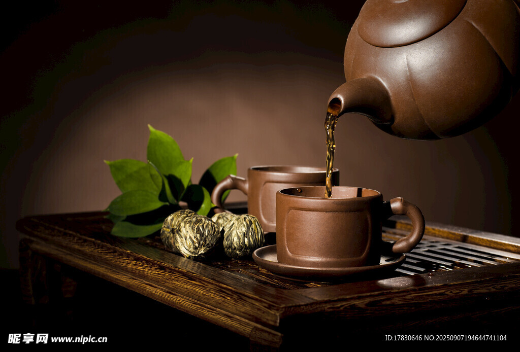 古樸茶具間的優(yōu)雅沏茶時(shí)刻
