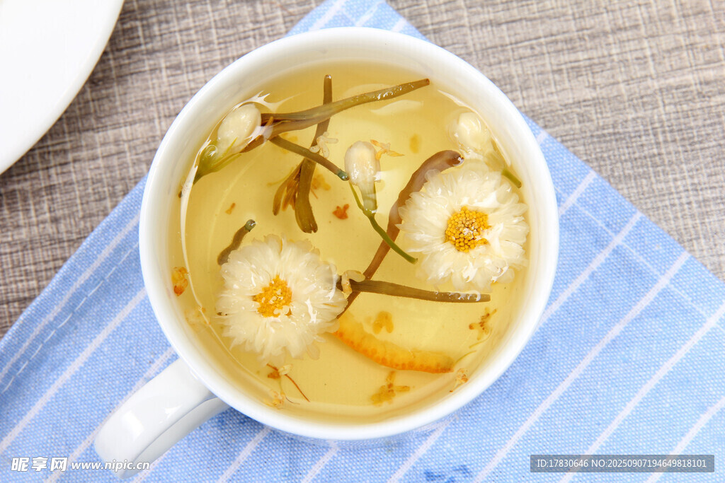 杯中清新洋甘菊迷迭香茶