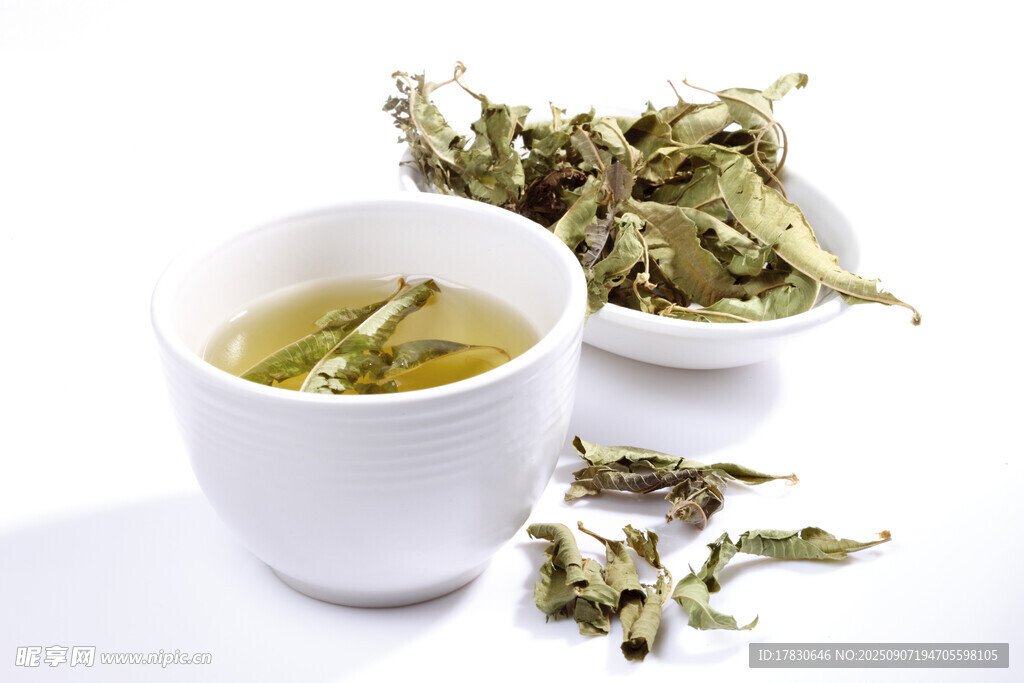 一杯清香艾草茶