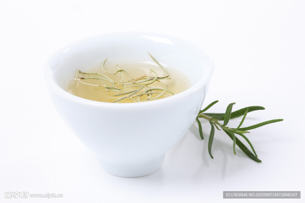 白色小杯中的清新迷迭香茶