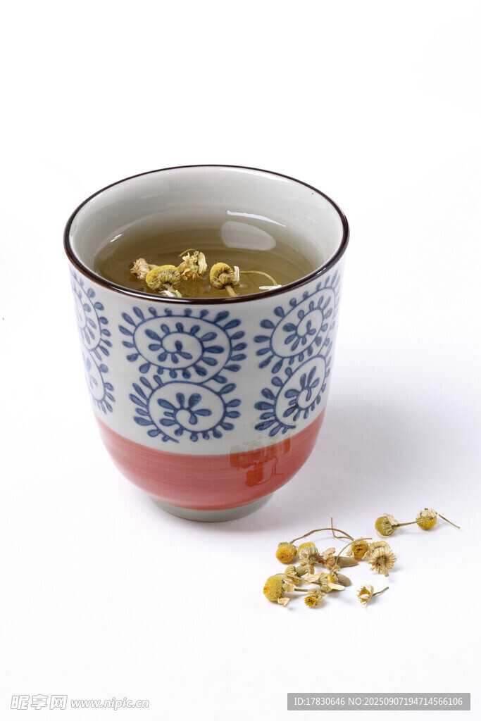 青花瓷杯中的菊花茶