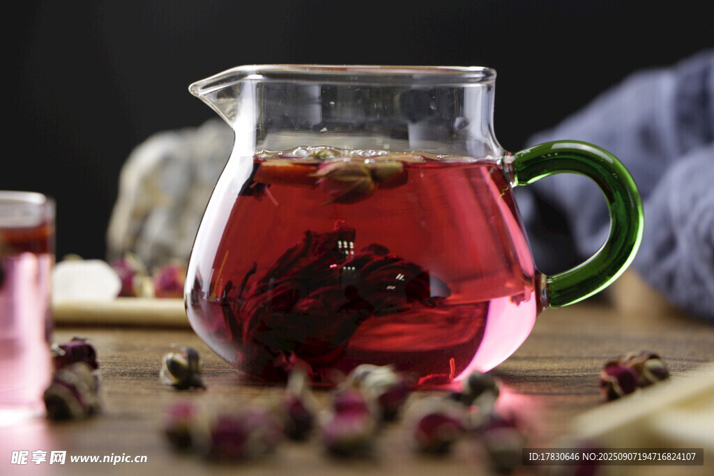 玻璃壺中的玫瑰養(yǎng)生茶